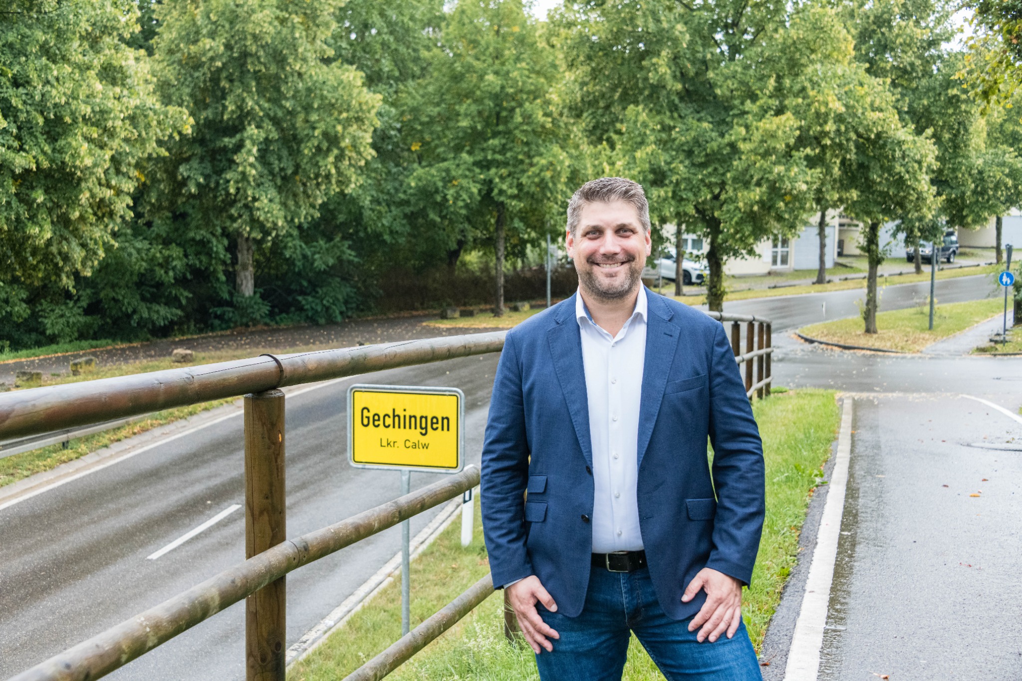 Alexander Korherr am Ortsschild Gechingen