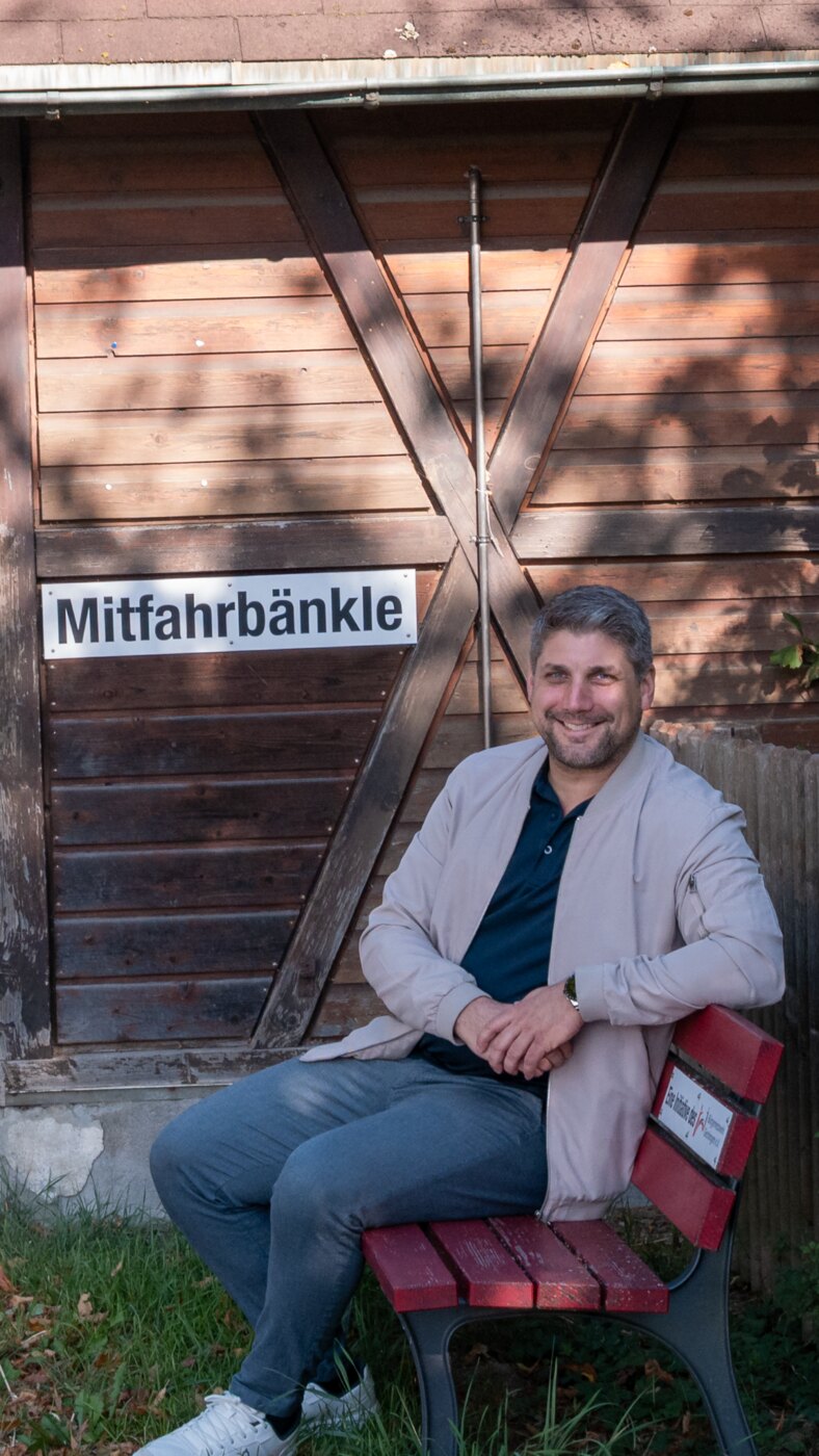 Alexander Korherr am Mitfahrbänkle in Gechingen