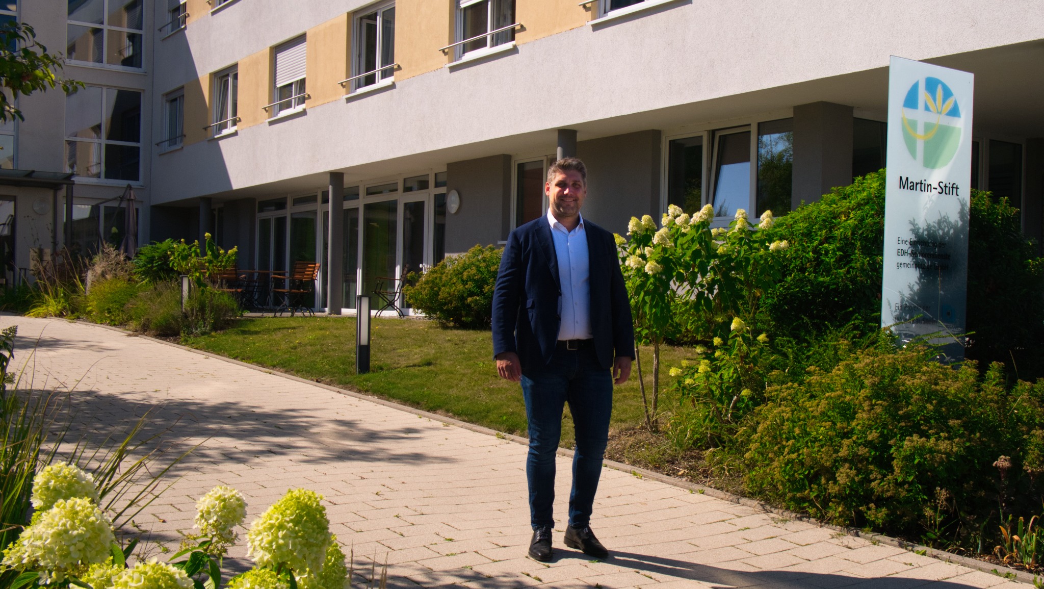 Alexander Korherr vor dem Martin-Stift in Gechingen