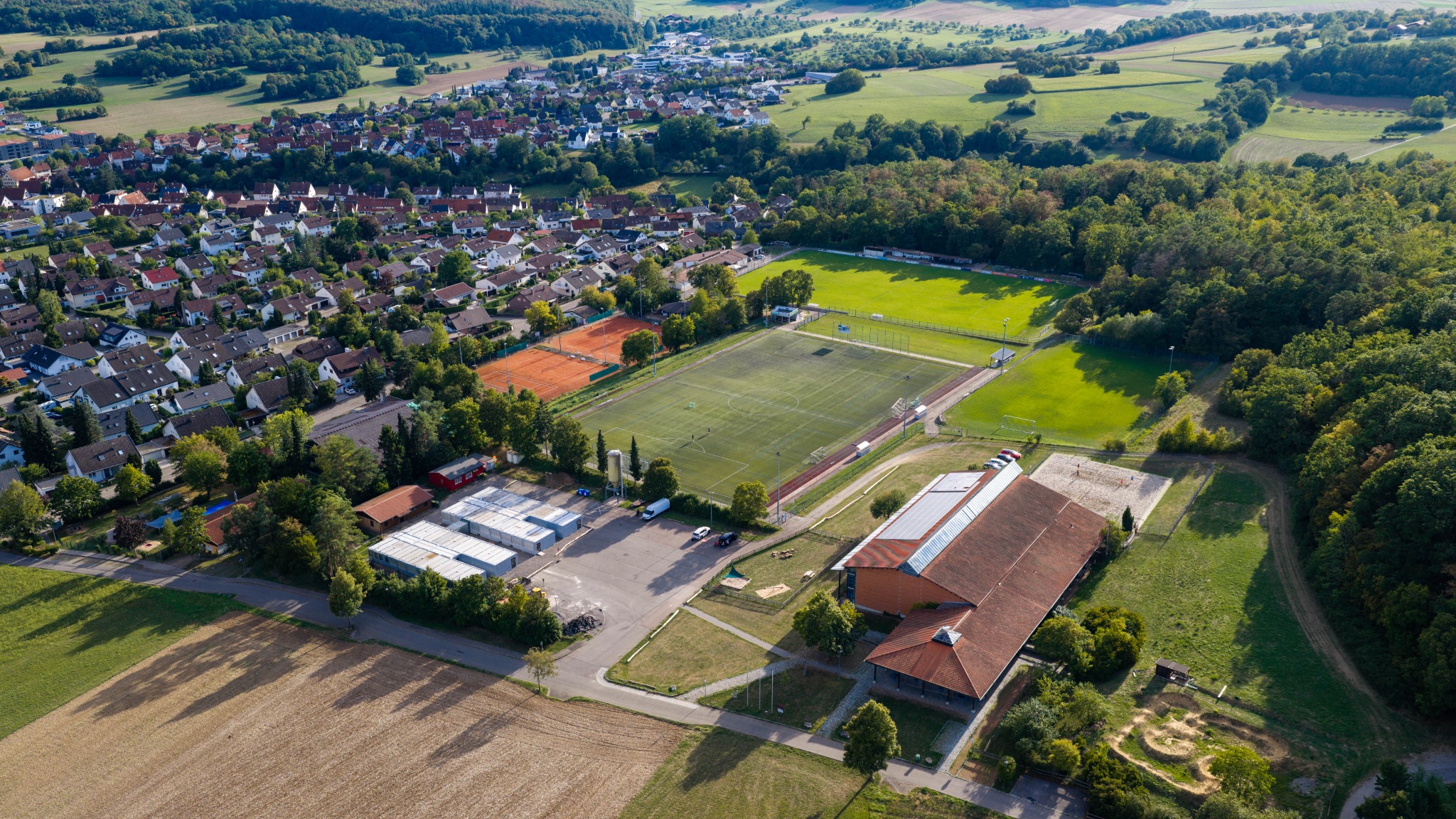 Drohnenaufnahme von Sportanlagen und Infrastruktur in Gechingen